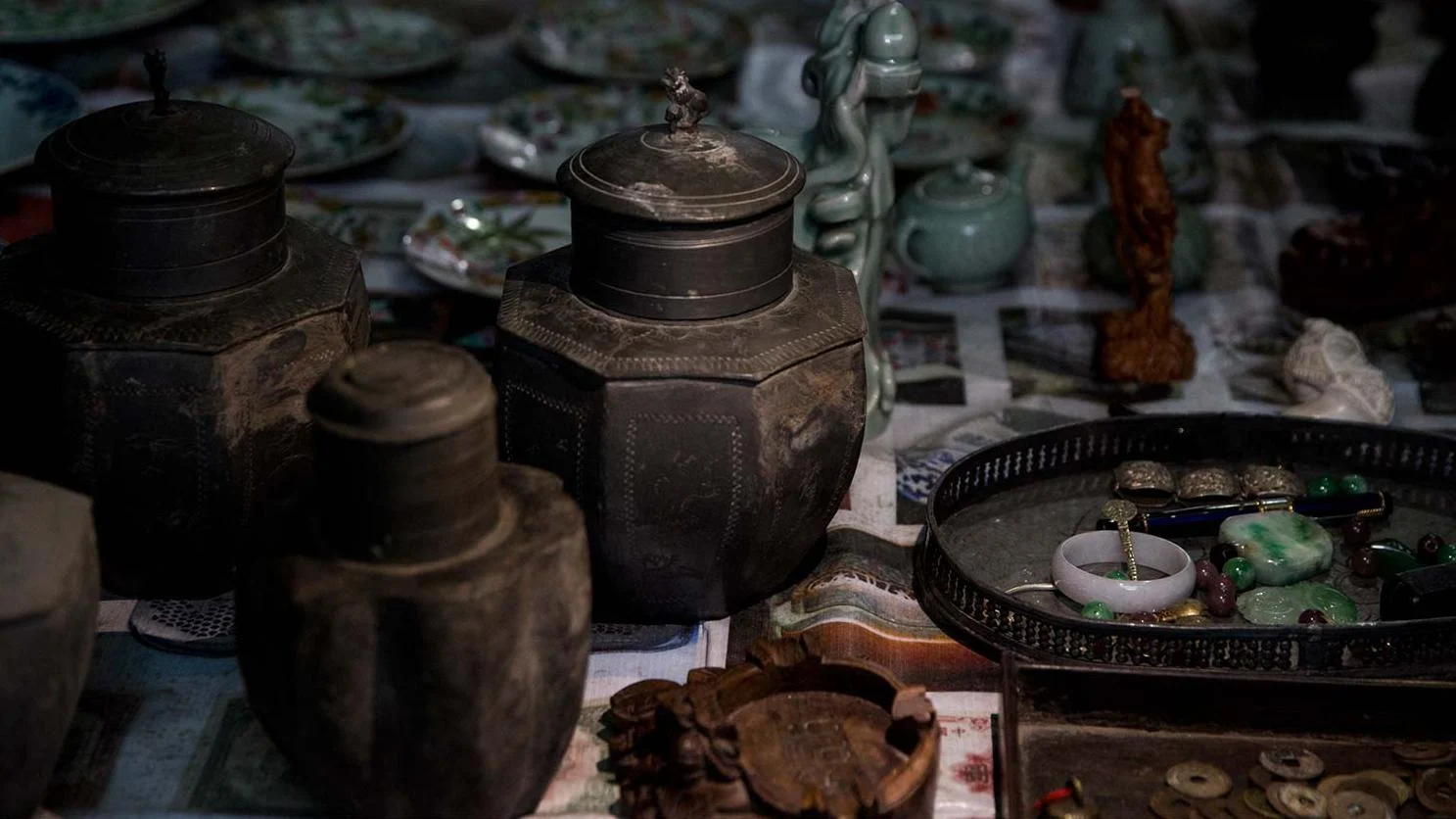 Giữa lòng thành phố hiện đại bậc nhất thế giới sót lại một khu chợ ma khách phải mua bán trong đêm tối - 5
