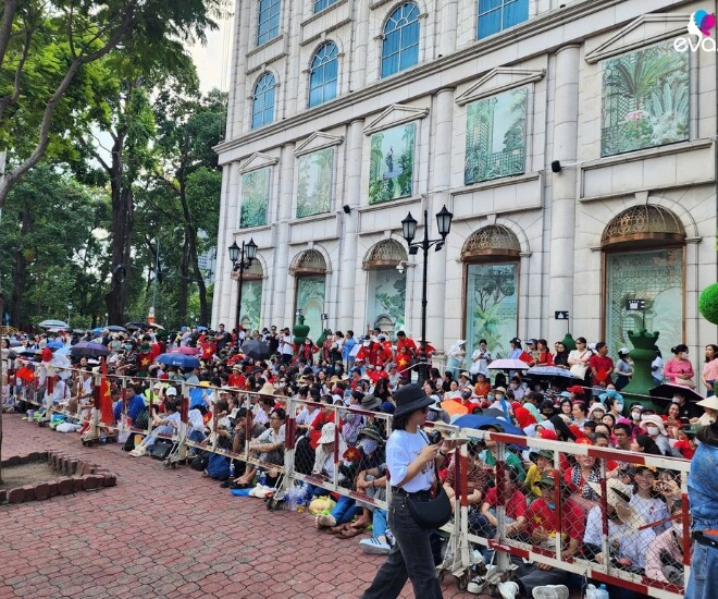 Gợi ý 5 kiểu tóc vừa mát mẻ vừa tôn dáng mặt chị em đi xem diễu binh 304 không lo nắng nóng làm đầu bết - 1