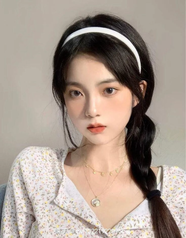 Gợi ý 5 kiểu tóc vừa mát mẻ vừa tôn dáng mặt chị em đi xem diễu binh 304 không lo nắng nóng làm đầu bết - 3