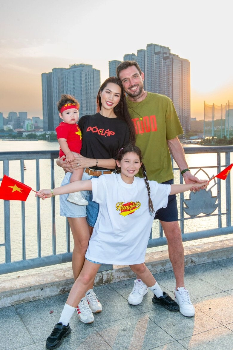 Hà anh sĩ vì quý tử được một trong những hoa hậu hoàn vũ đẹp nhất lịch sử bế nhóc tì biểu cảm như búp bê - 3