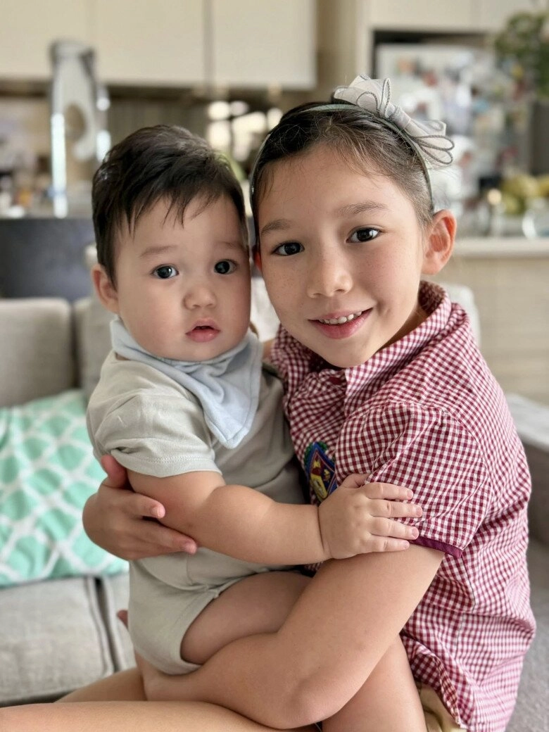 Hà anh sĩ vì quý tử được một trong những hoa hậu hoàn vũ đẹp nhất lịch sử bế nhóc tì biểu cảm như búp bê - 9
