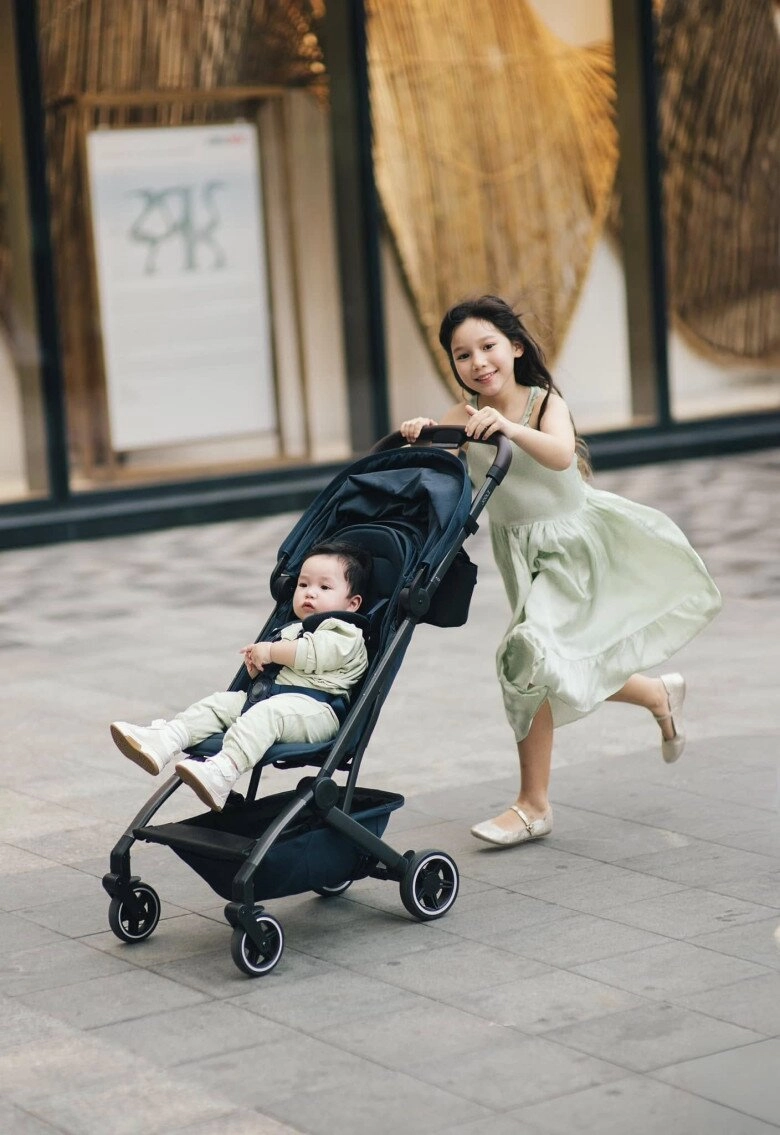 Hà anh sĩ vì quý tử được một trong những hoa hậu hoàn vũ đẹp nhất lịch sử bế nhóc tì biểu cảm như búp bê - 10