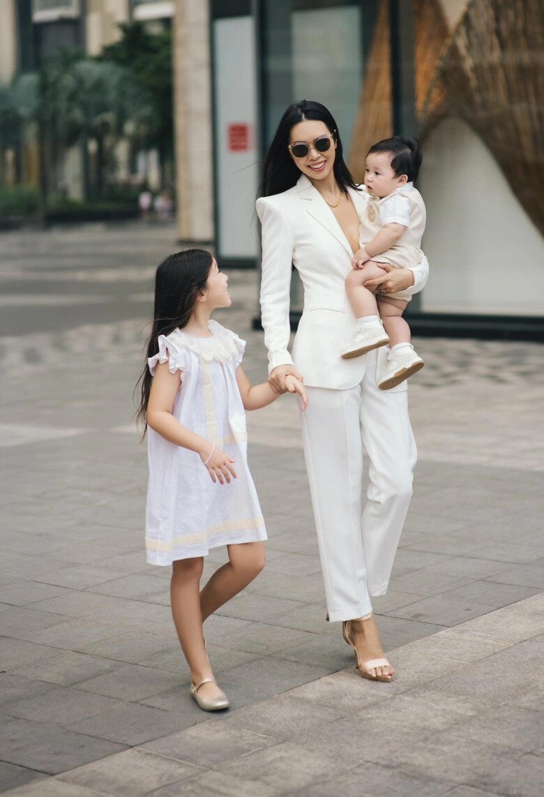 Hà anh sĩ vì quý tử được một trong những hoa hậu hoàn vũ đẹp nhất lịch sử bế nhóc tì biểu cảm như búp bê - 12
