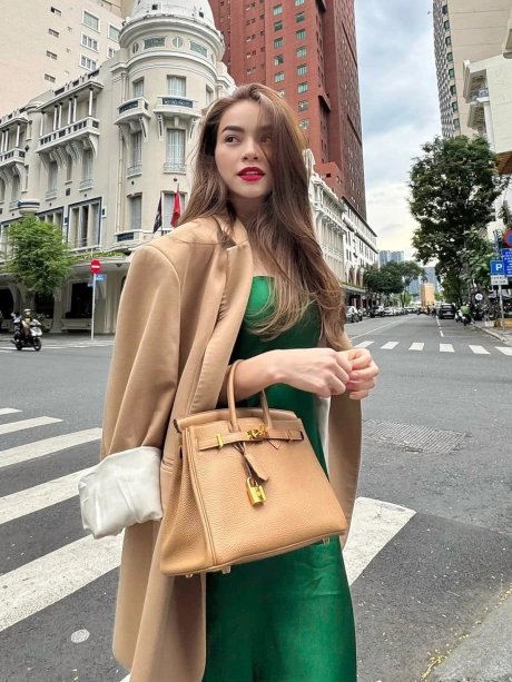 Hà hồ và 6 item thời trang không thể thiếu từ nữ hoàng thảm đỏ đến biểu tượng street style thứ cuối cùng siêu đắt giá - 23
