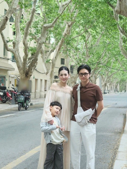 Hai con đáng yêu của á hậu tú anh và chồng trẻ - 1