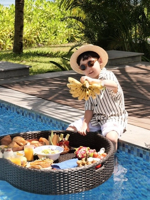 Hai con đáng yêu của á hậu tú anh và chồng trẻ - 4