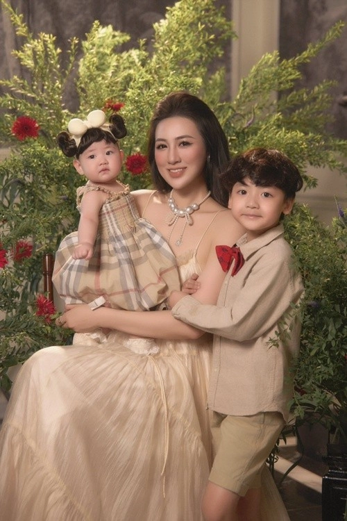 Hai con đáng yêu của á hậu tú anh và chồng trẻ - 7
