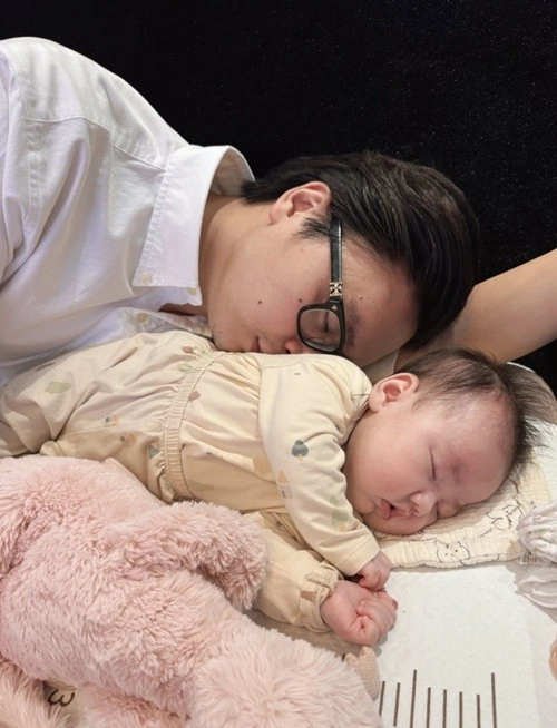 Hai con đáng yêu của á hậu tú anh và chồng trẻ - 11