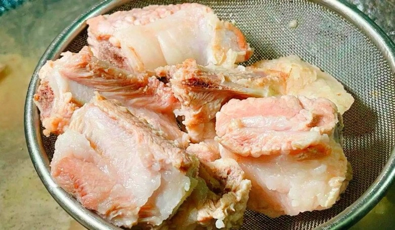 Hầm sườn người thì chần nước người thì hầm trực tiếp đầu bếp nói cả hai đều sai đây mới là cách đúng - 3