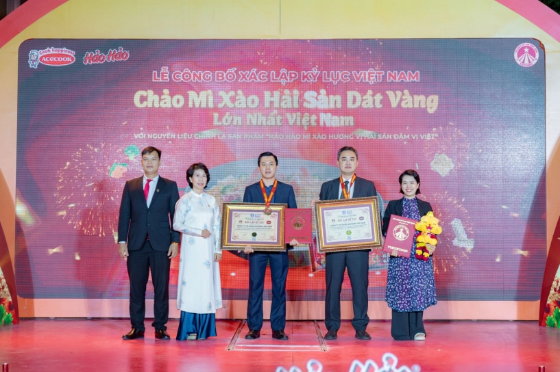Hảo hảo xác lập kỷ lục chảo mì xào hải sản dát vàng lớn nhất việt nam - 3