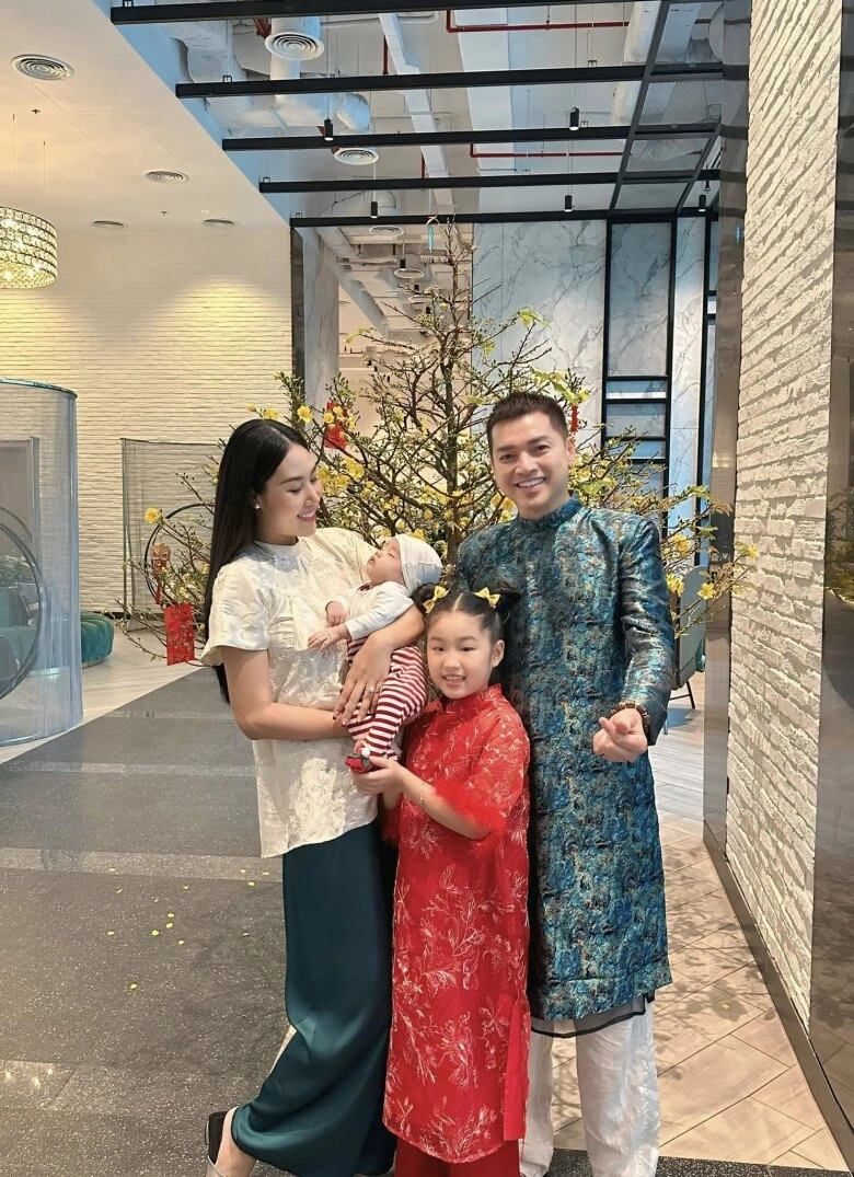 Hậu sinh nở vợ kém 37 tuổi của quang minh lấy lại vóc dáng thon thả chuẩn gái 1 con mòn con mắt - 5