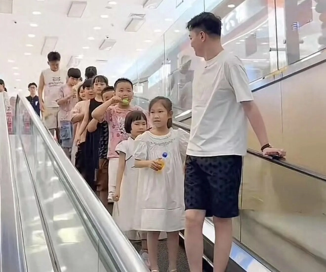 Hè nào cũng đón 10 cháu về nhà chăm sóc người đàn ông giàu có bị bạn gái từ hôn lý do rất thấm thía - 1