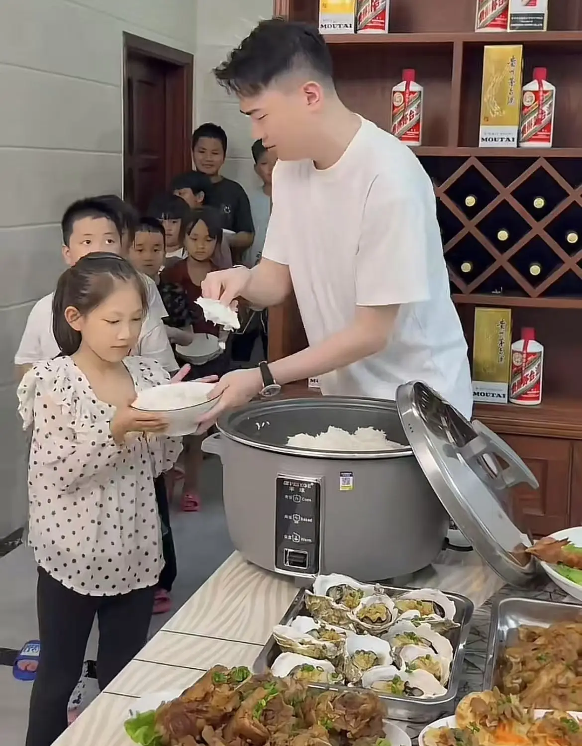 Hè nào cũng đón 10 cháu về nhà chăm sóc người đàn ông giàu có bị bạn gái từ hôn lý do rất thấm thía - 2