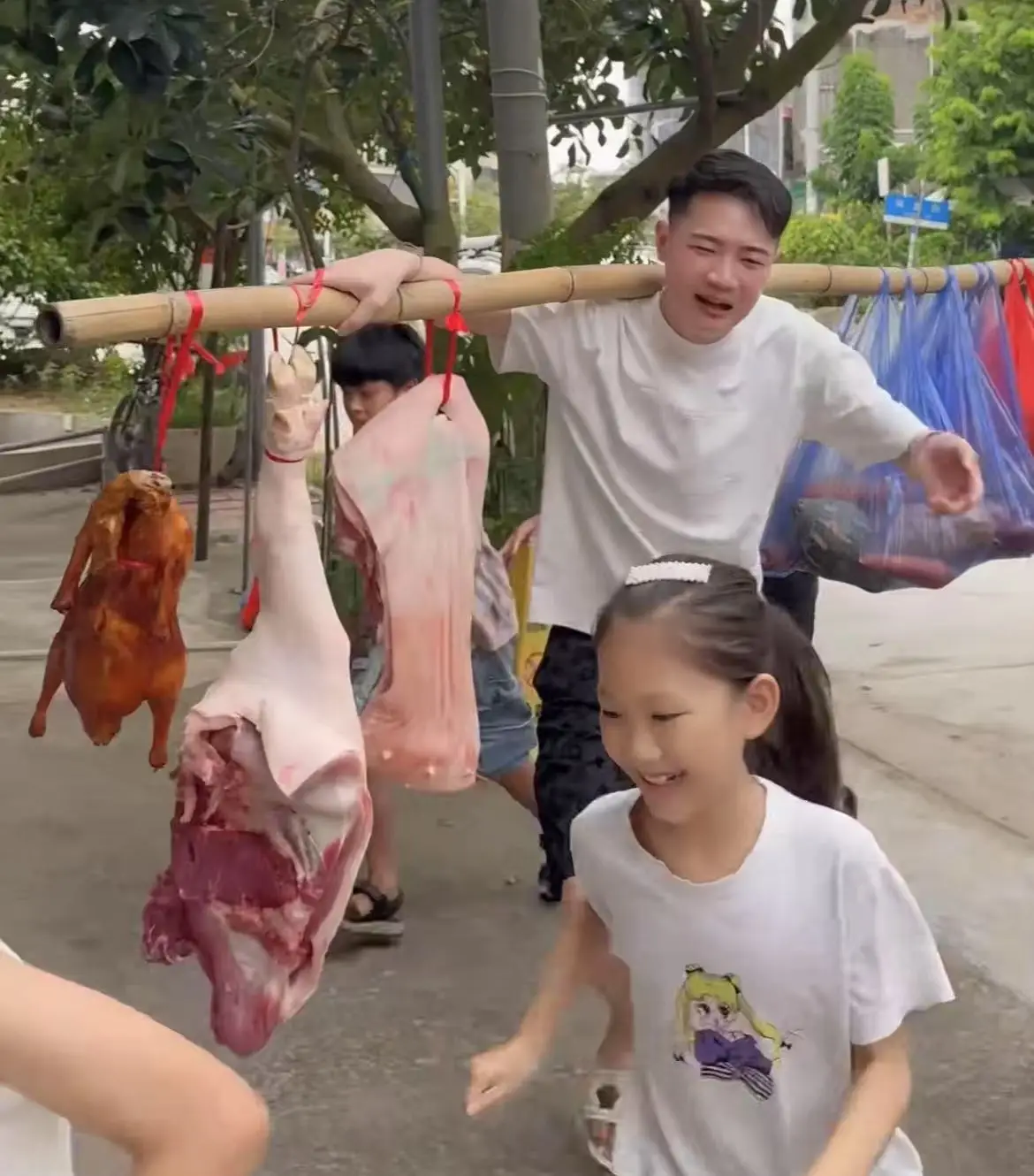 Hè nào cũng đón 10 cháu về nhà chăm sóc người đàn ông giàu có bị bạn gái từ hôn lý do rất thấm thía - 3
