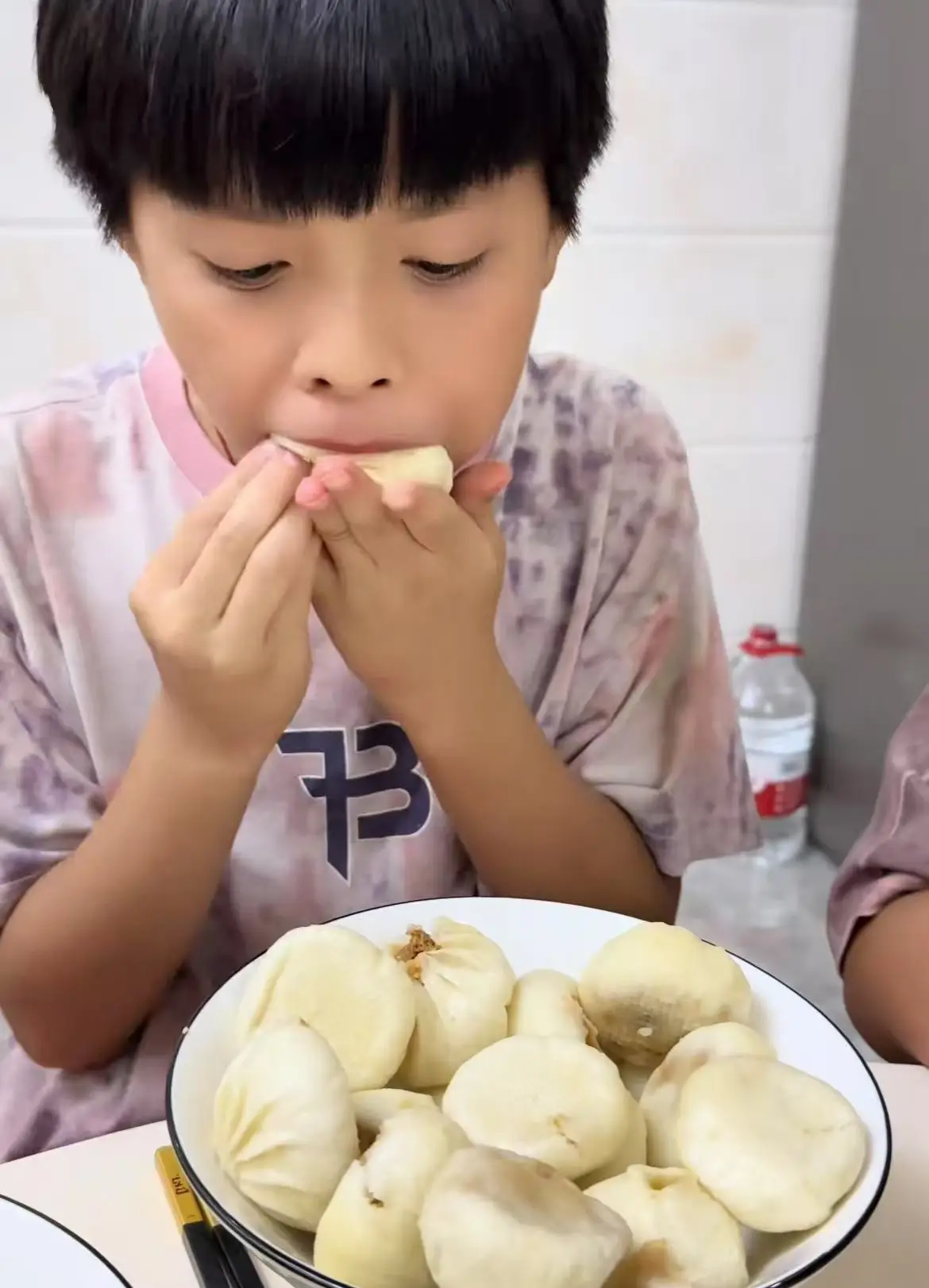Hè nào cũng đón 10 cháu về nhà chăm sóc người đàn ông giàu có bị bạn gái từ hôn lý do rất thấm thía - 4