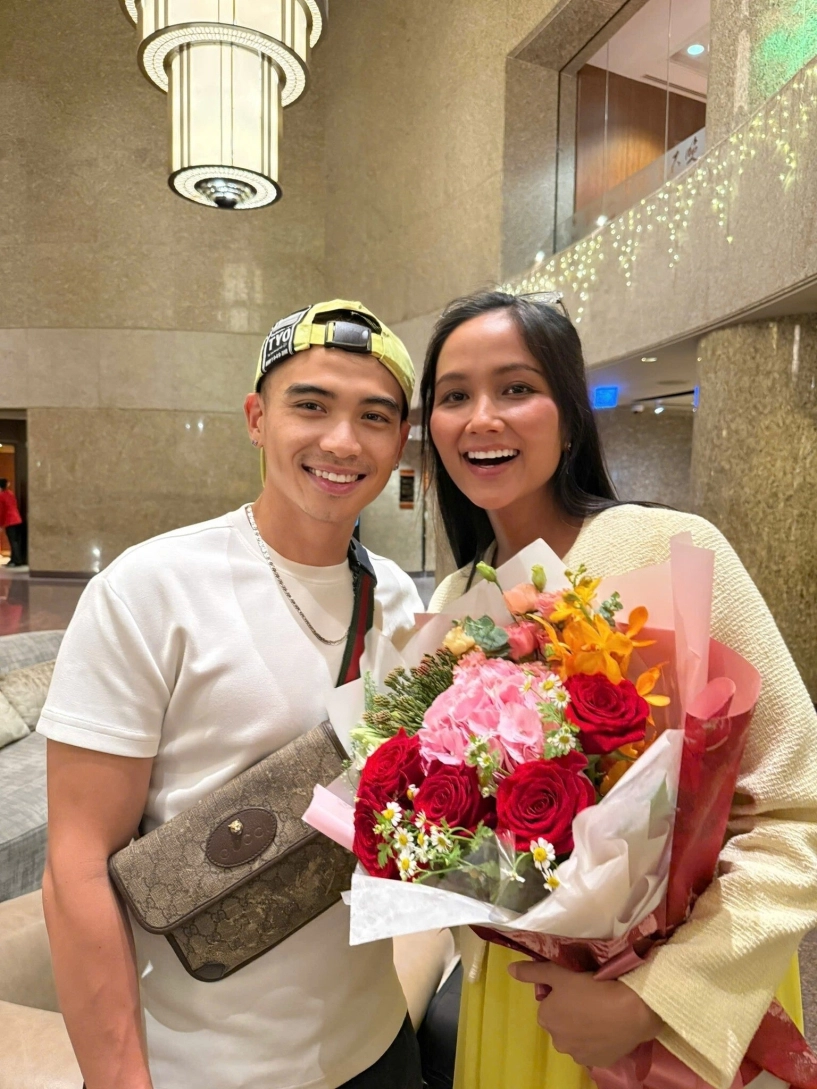 Hhen niê bế bụng đi du lịch cùng chồng bầu 4 tháng trông to vượt mặt vướng nghi vấn mang thai đôi - 9