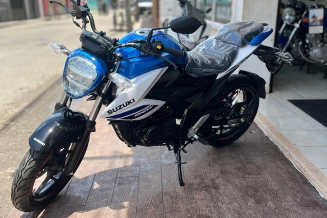 Hình ảnh thực tế của suzuki gixxer fi 150 abs modelo 2026 ở đại lý giá quy đổi khoảng 58 triệu vnđ - 2