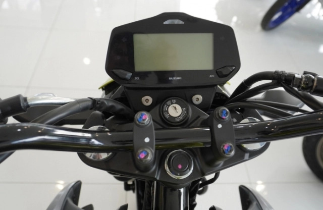 Hình ảnh thực tế của suzuki gixxer fi 150 abs modelo 2026 ở đại lý giá quy đổi khoảng 58 triệu vnđ - 3