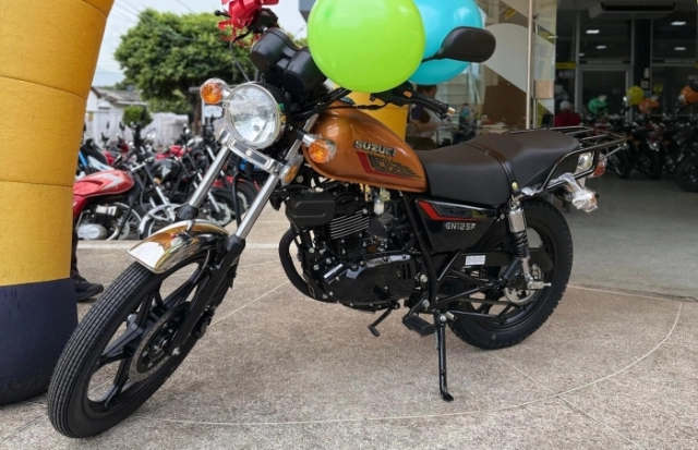 Hình ảnh thực tế của suzuki gn125 abs 2025 vừa có mặt tại đại lý cổ điển nhưng không lỗi thời - 1
