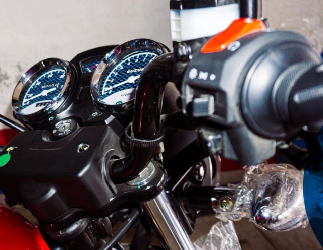 Hình ảnh thực tế của suzuki gn125 abs 2025 vừa có mặt tại đại lý cổ điển nhưng không lỗi thời - 8