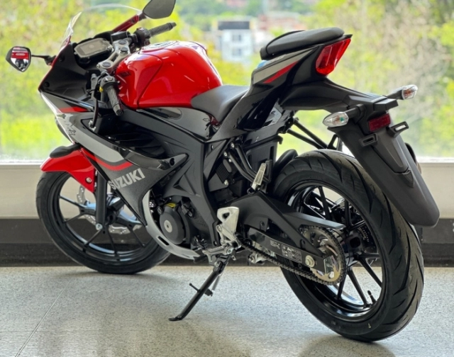 Hình ảnh thực tế của suzuki gsx-r150 modelo 2026 với phanh abs 2 kênh vừa lên kệ tại các đại lý - 1