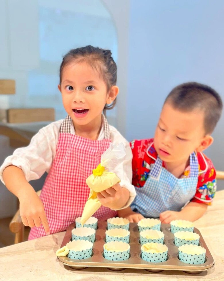 Hồ ngọc hà hạnh phúc khoe ái nữ đạt kpi 4 tuổi biết đọc viết lisa không hổ danh là con gái nữ hoàng giải trí - 4