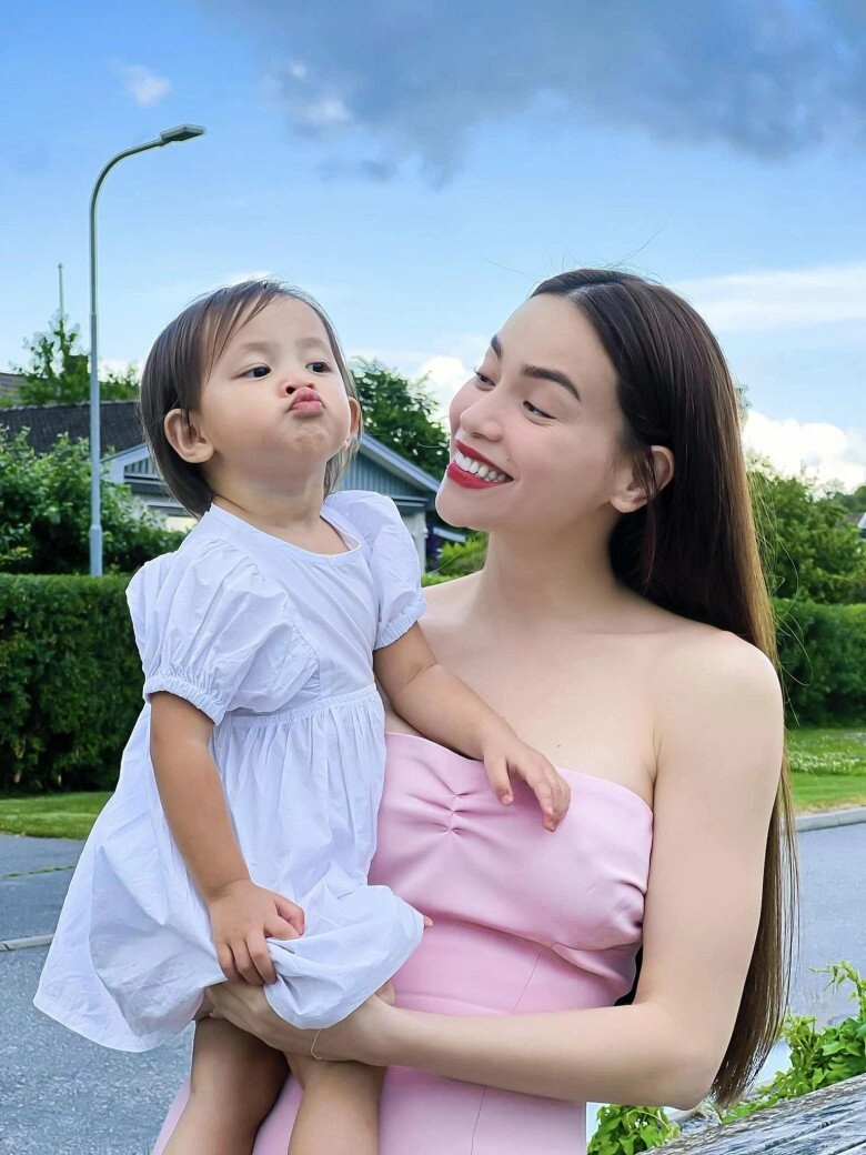 Hồ ngọc hà hạnh phúc khoe ái nữ đạt kpi 4 tuổi biết đọc viết lisa không hổ danh là con gái nữ hoàng giải trí - 5