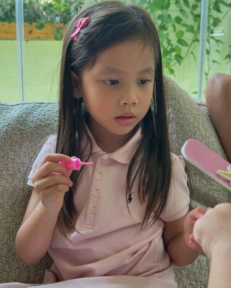 Hồ ngọc hà hạnh phúc khoe ái nữ đạt kpi 4 tuổi biết đọc viết lisa không hổ danh là con gái nữ hoàng giải trí - 6