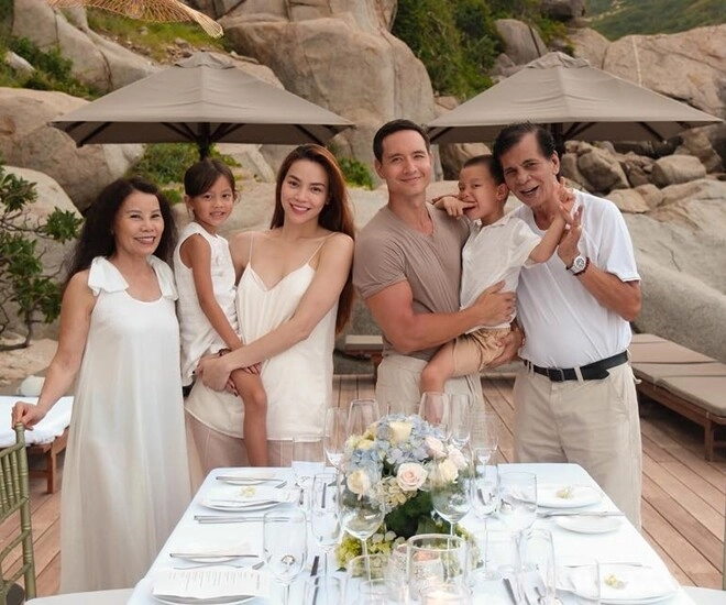 Hồ ngọc hà mở tiệc mừng tình yêu 8 năm với ông xã việt kiều mong muốn sự có mặt của subeo và bố mẹ chồng - 1