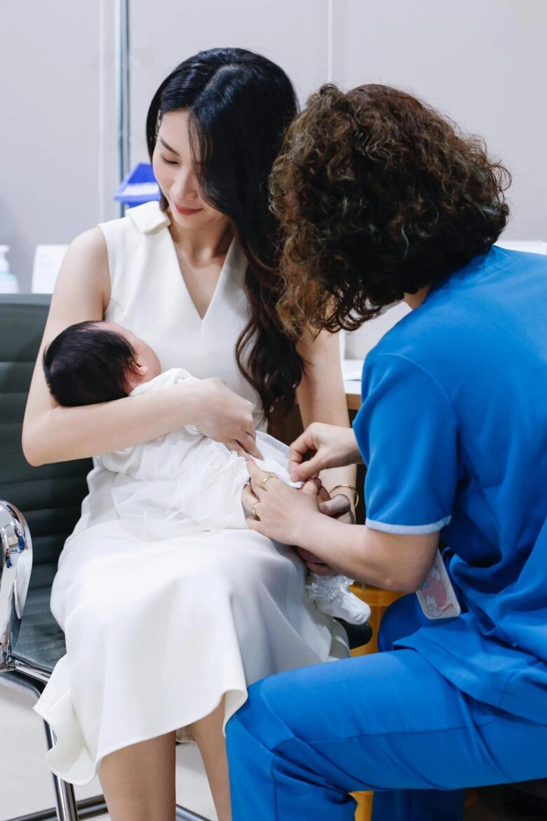 Hoa hậu đặng thu thảo khoe dáng nuột sau khi sinh con thứ 3 cho chồng đại gia ái nữ vừa ra đời đã điệu - 3