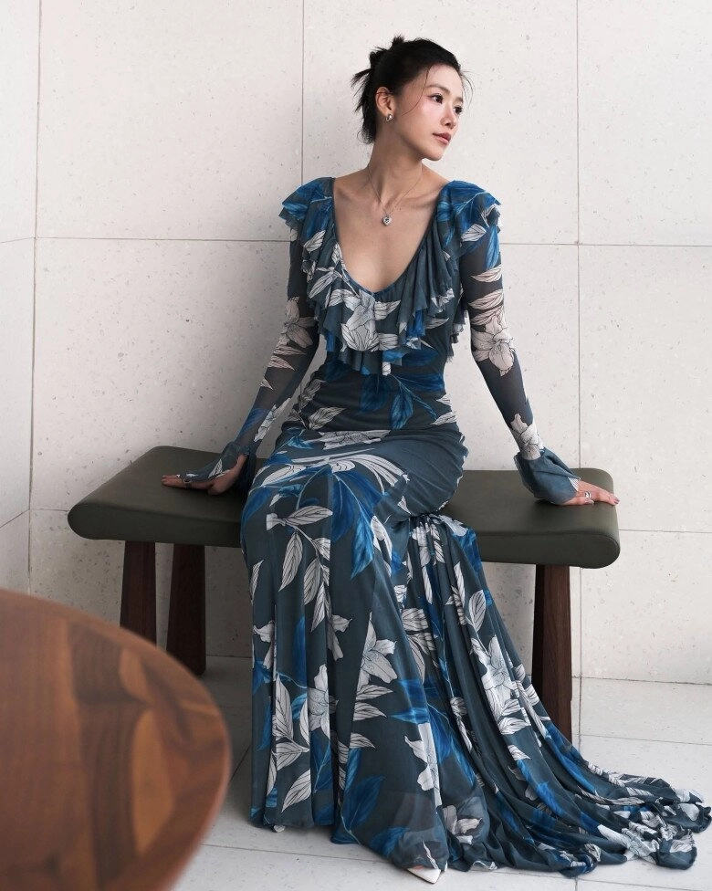 Hoa hậu diện váy xuyên thấu thả dáng trước biển nhan sắc thế nào mà đặng thu thảo phải thốt lên nữ thần - 4