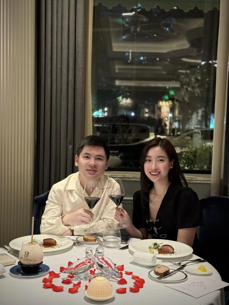 Hoa hậu đỗ mỹ linh diện áo xuyên thấu du lịch cùng chồng thiếu gia sắc vóc chuẩn gái 1 con trông mòn con mắt - 8