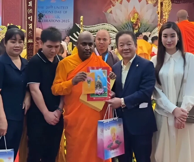Hoa hậu đỗ mỹ linh tháp tùng bầu hiển đi chiêm bái xá lợi phật khí chất chuẩn dâu hào môn - 1