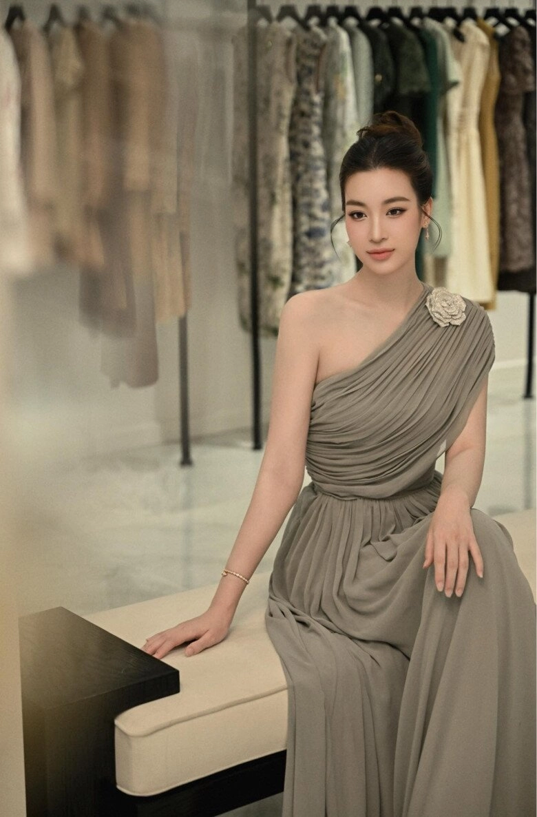 Hoa hậu đỗ mỹ linh tháp tùng bầu hiển đi chiêm bái xá lợi phật khí chất chuẩn dâu hào môn - 3