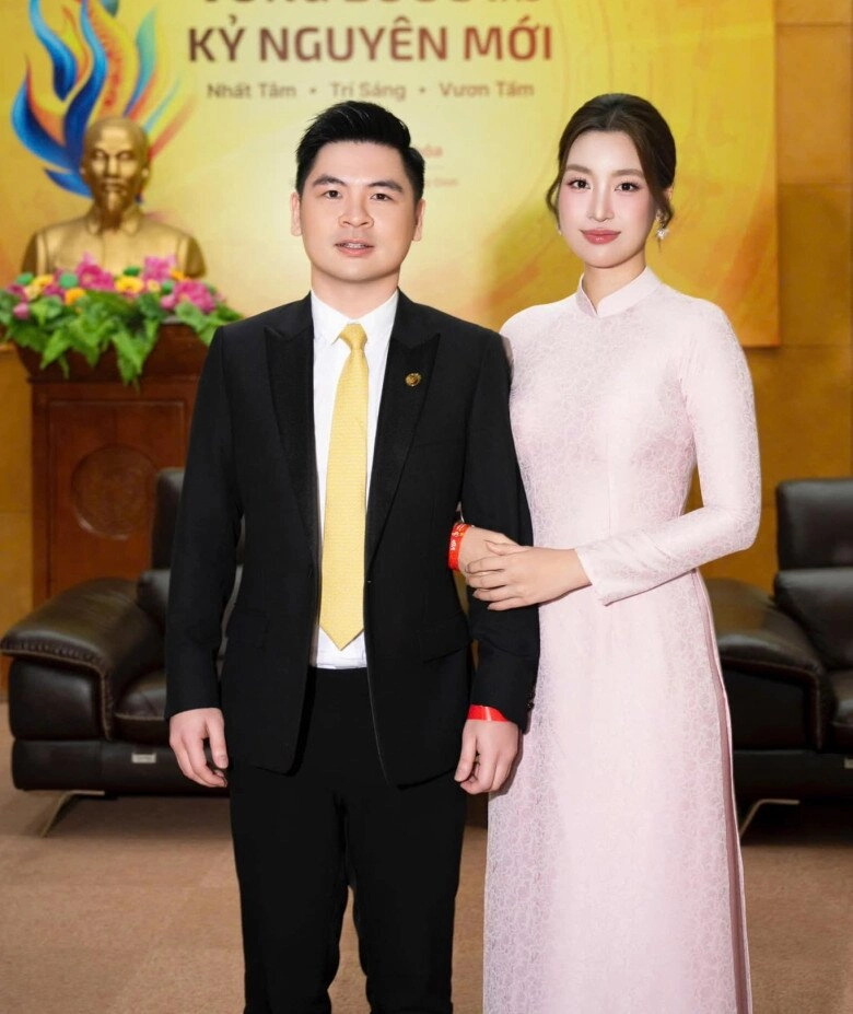 Hoa hậu đỗ mỹ linh tháp tùng bầu hiển đi chiêm bái xá lợi phật khí chất chuẩn dâu hào môn - 9