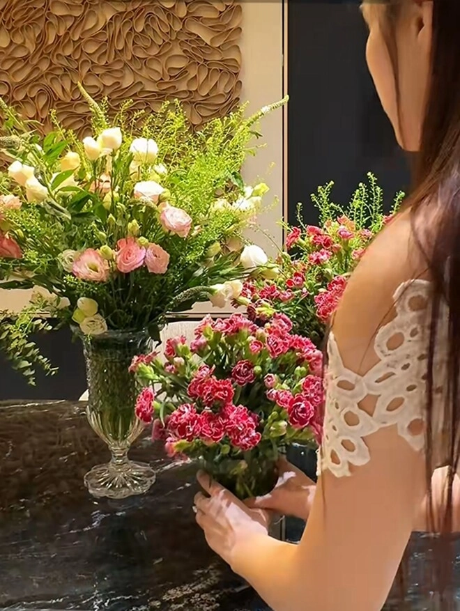 Hoa hậu đỗ thị hà cắm hoa nhưng dân mạng tranh cãi cách chữa lành của người giàu một chi tiết gây nổi da gà - 3