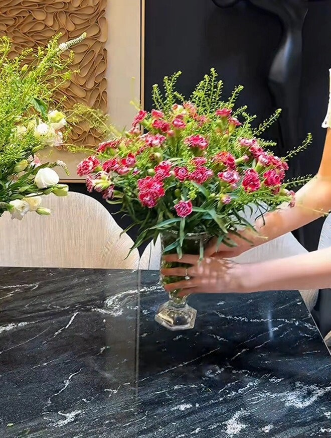 Hoa hậu đỗ thị hà cắm hoa nhưng dân mạng tranh cãi cách chữa lành của người giàu một chi tiết gây nổi da gà - 4