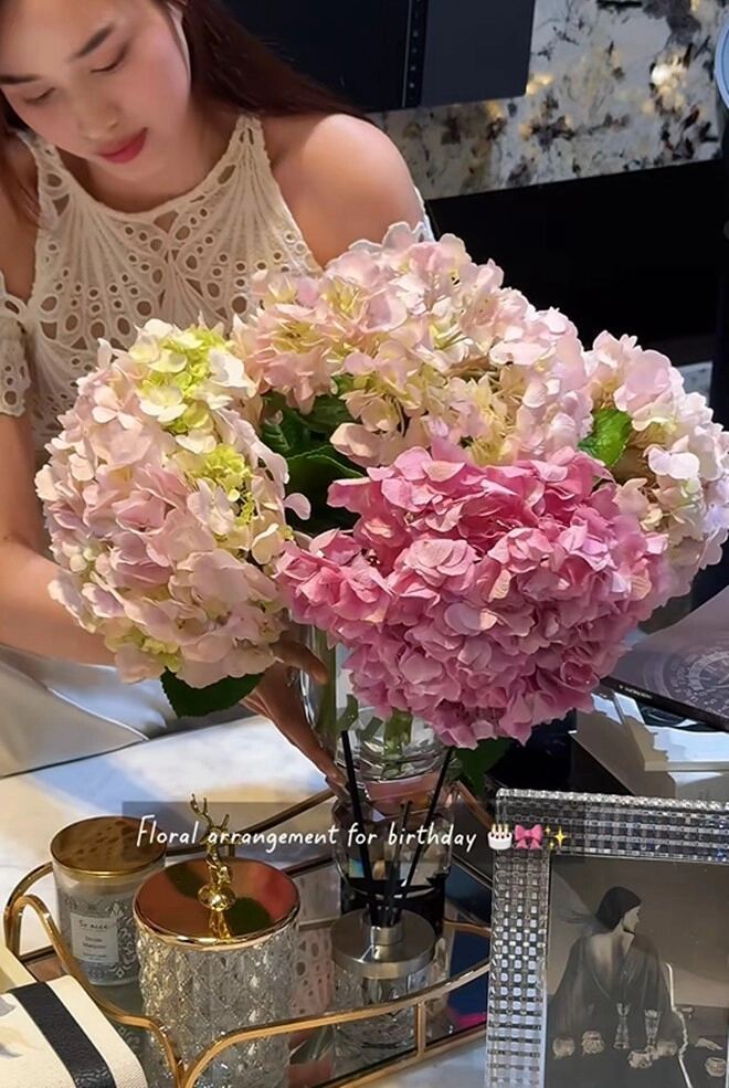 Hoa hậu đỗ thị hà cắm hoa nhưng dân mạng tranh cãi cách chữa lành của người giàu một chi tiết gây nổi da gà - 5