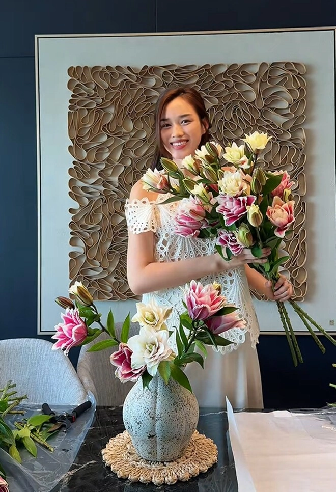 Hoa hậu đỗ thị hà cắm hoa nhưng dân mạng tranh cãi cách chữa lành của người giàu một chi tiết gây nổi da gà - 6