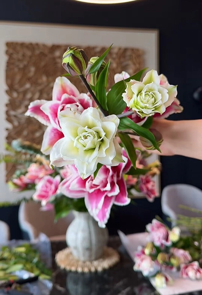 Hoa hậu đỗ thị hà cắm hoa nhưng dân mạng tranh cãi cách chữa lành của người giàu một chi tiết gây nổi da gà - 7
