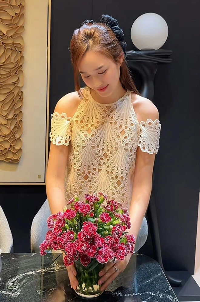 Hoa hậu đỗ thị hà cắm hoa nhưng dân mạng tranh cãi cách chữa lành của người giàu một chi tiết gây nổi da gà - 10