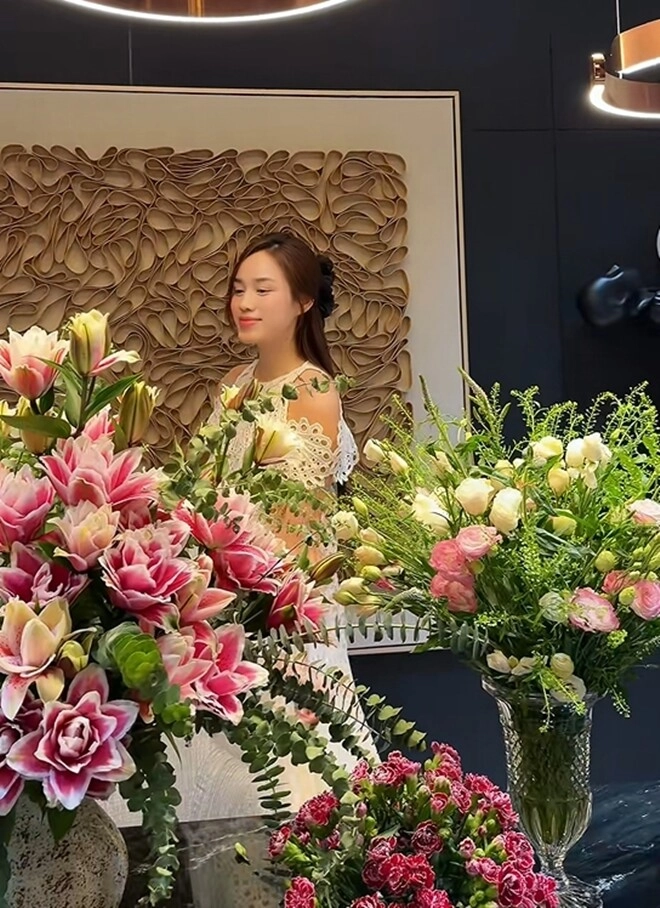 Hoa hậu đỗ thị hà cắm hoa nhưng dân mạng tranh cãi cách chữa lành của người giàu một chi tiết gây nổi da gà - 11