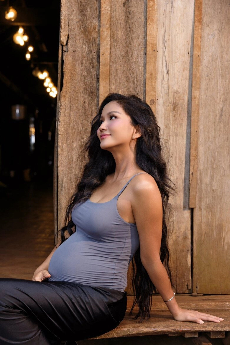 Hoa hậu hhen niê được mẹ chồng ôm hôn thắm thiết khi thông báo chuyện mang thai ông bà say mê ngắm cháu nội - 6