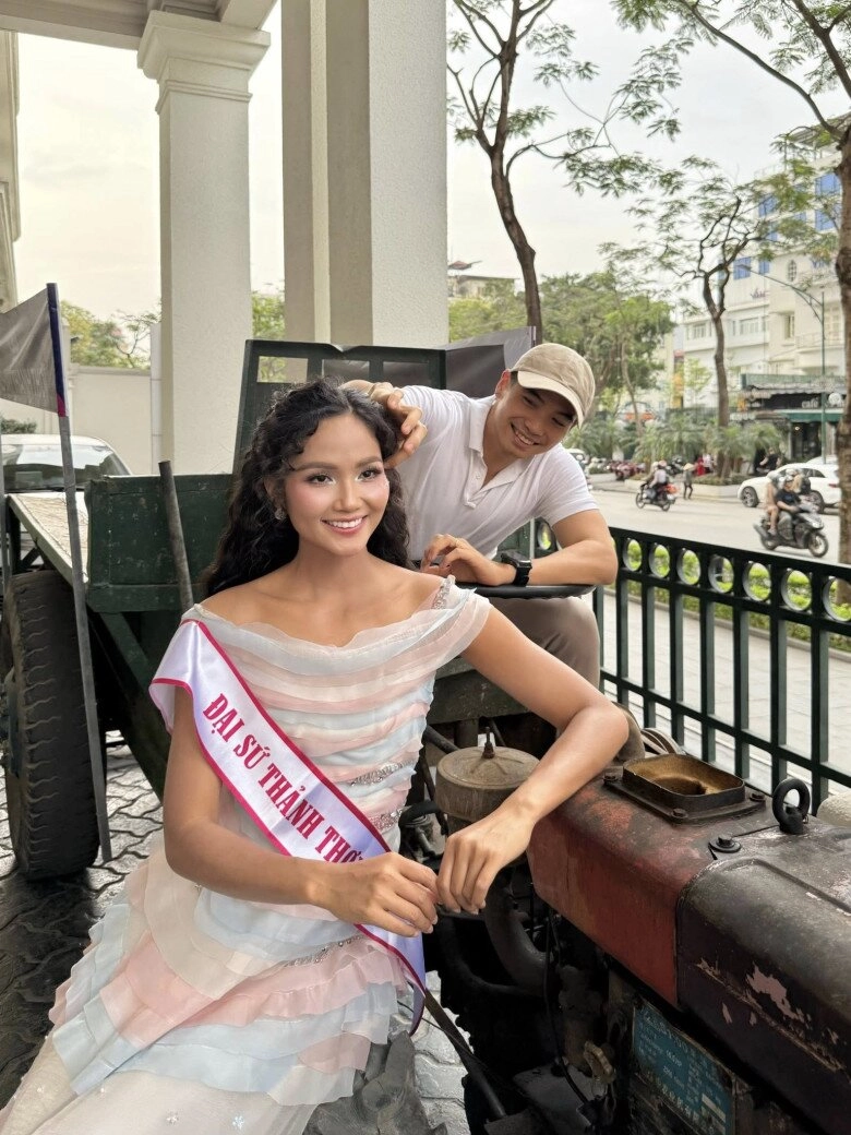 Hoa hậu hhen niê được mẹ chồng ôm hôn thắm thiết khi thông báo chuyện mang thai ông bà say mê ngắm cháu nội - 9