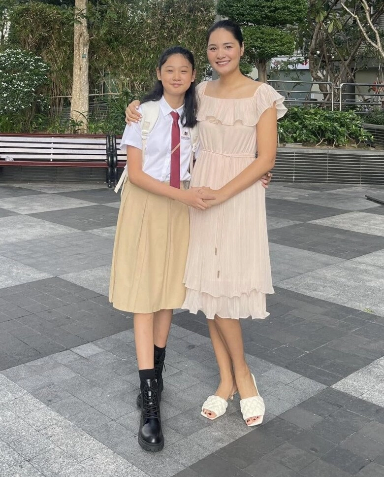 Hoa hậu hương giang đưa 2 con gái về quê nội ở trung quốc ái nữ đầu lòng 12 tuổi cao lớn đi giày size 41 - 5