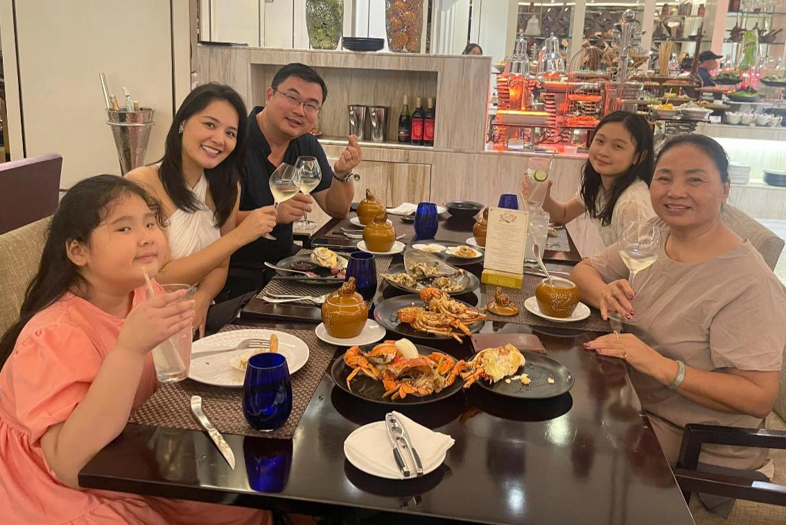 Hoa hậu hương giang đưa 2 con gái về quê nội ở trung quốc ái nữ đầu lòng 12 tuổi cao lớn đi giày size 41 - 11