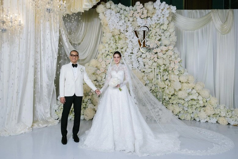Hoa hậu khánh vân đi đâu cũng có ông xã hơn 17 tuổi hộ tống lâu lâu được chồng hôn liền hí hửng ra mặt - 7
