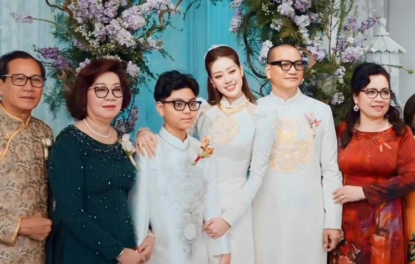 Hoa hậu khánh vân đi đâu cũng có ông xã hơn 17 tuổi hộ tống lâu lâu được chồng hôn liền hí hửng ra mặt - 11