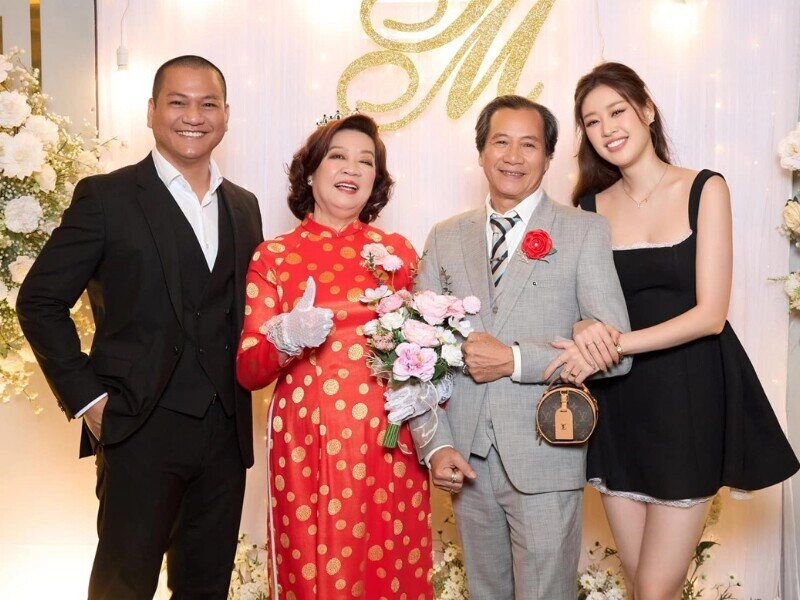 Hoa hậu khánh vân lấy que thử thai 2 vạch tặng chồng hơn 17 tuổi nhà trai bất ngờ liền rút nhẫn cầu hôn - 8