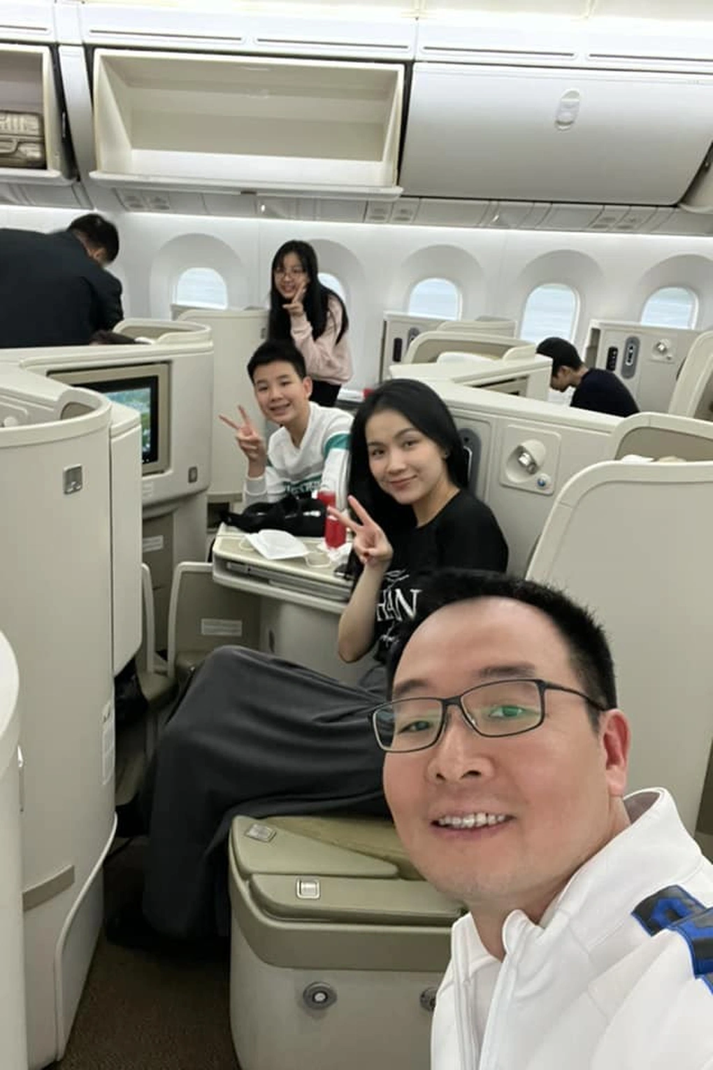 Hoa hậu thùy lâm đi cạnh 2 con cao trên 1m7 như chị em từ bỏ cuộc sống được chồng tiến sĩ nuôi để làm kinh tế - 7